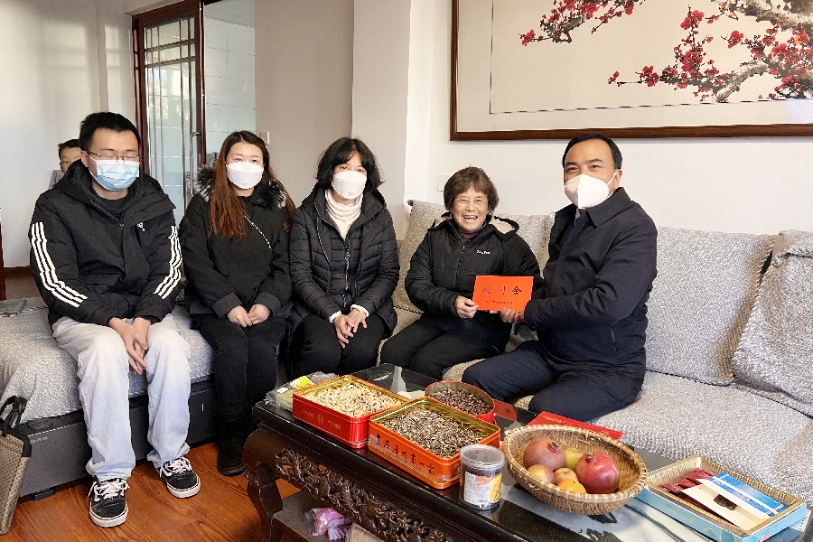 慰问老党员 黄素萍 